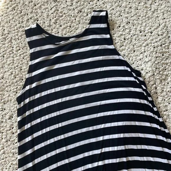🖤 Old Navy Sleeveless Swing Dress 🤍 - Picture 3 of 6